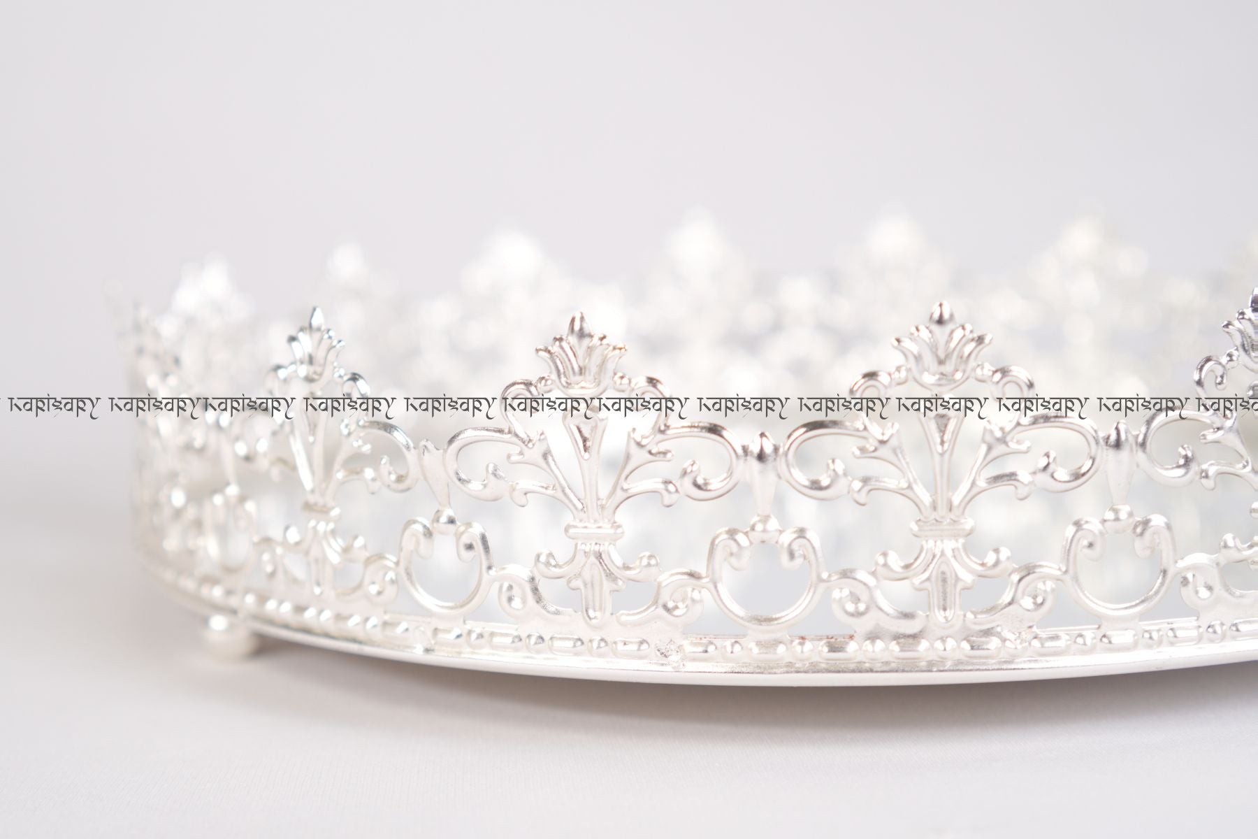 ROUND HAMPER TRAY WITH MIRROR & CROWN BORDER FOR DÉCOR, GIFTING, TROUSSEAU PACKING, DECOR (26cm diameter)