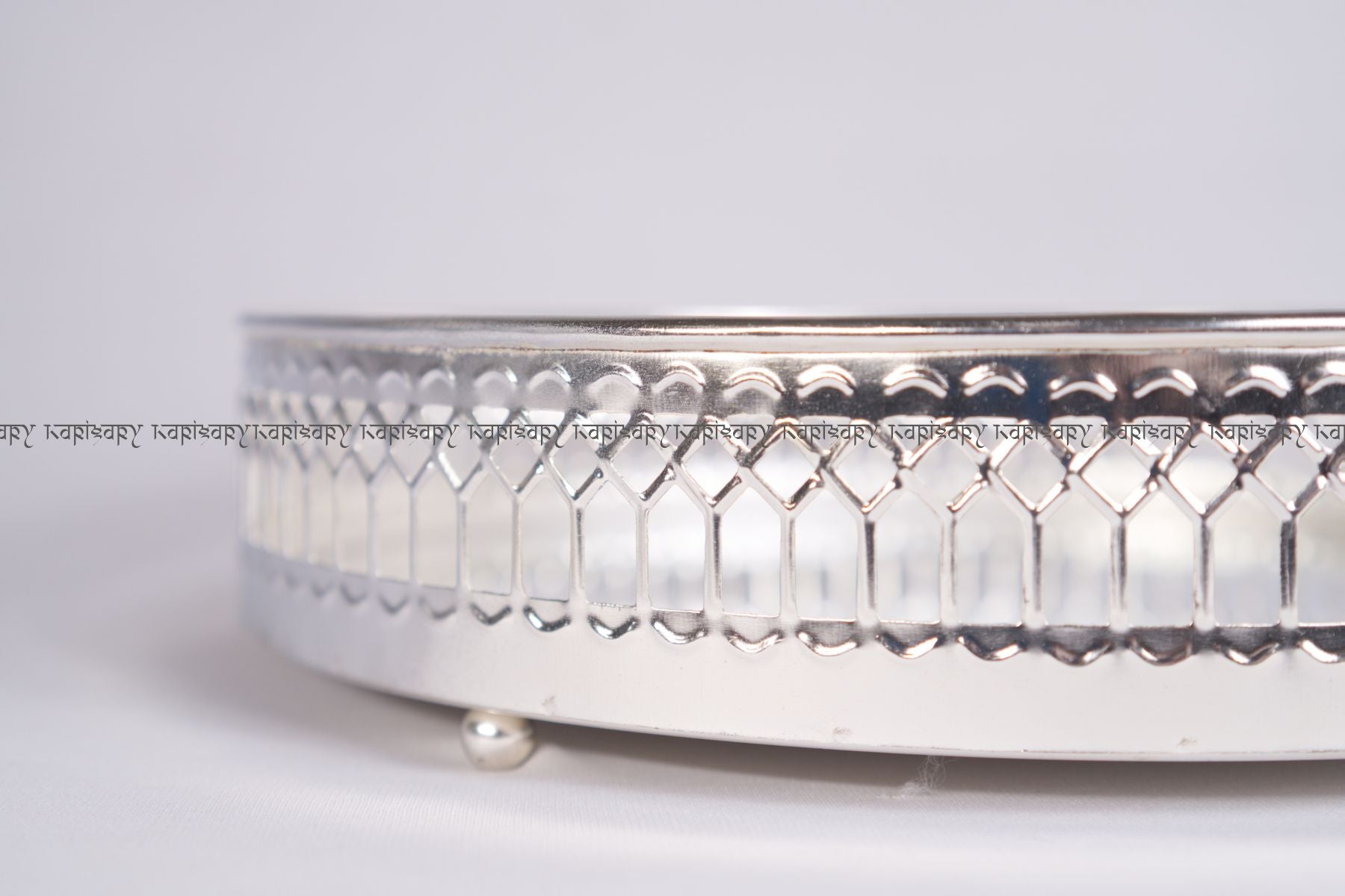 ROUND HAMPER TRAY WITH MIRROR & DESIGNER BORDER FOR GIFTING, TROUSSEAU PACKING, DECOR (30cm diameter)