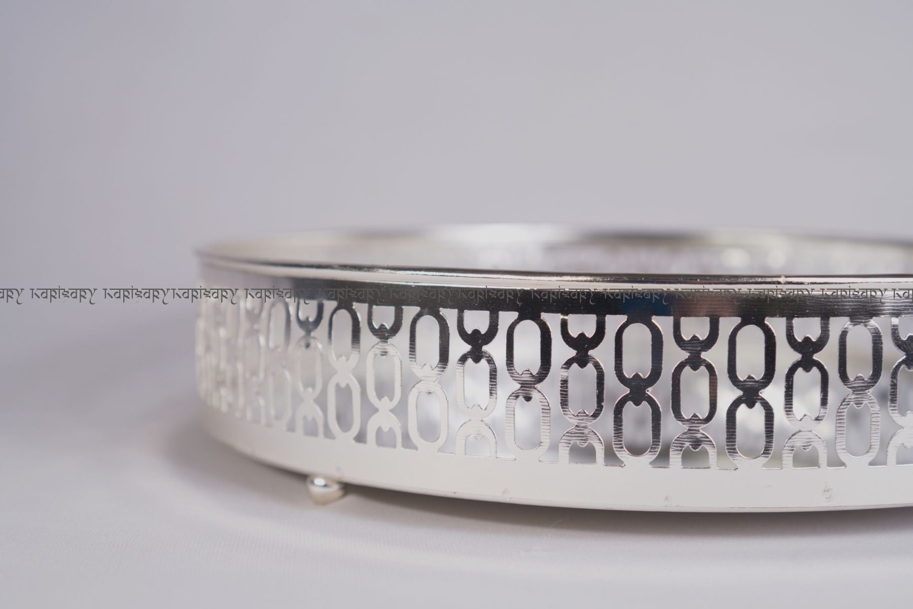 ROUND HAMPER/ACCENT TRAY WITH MIRROR & OVAL BORDER FOR GIFTING, TROUSSEAU PACKING, DECOR (30cm diameter)