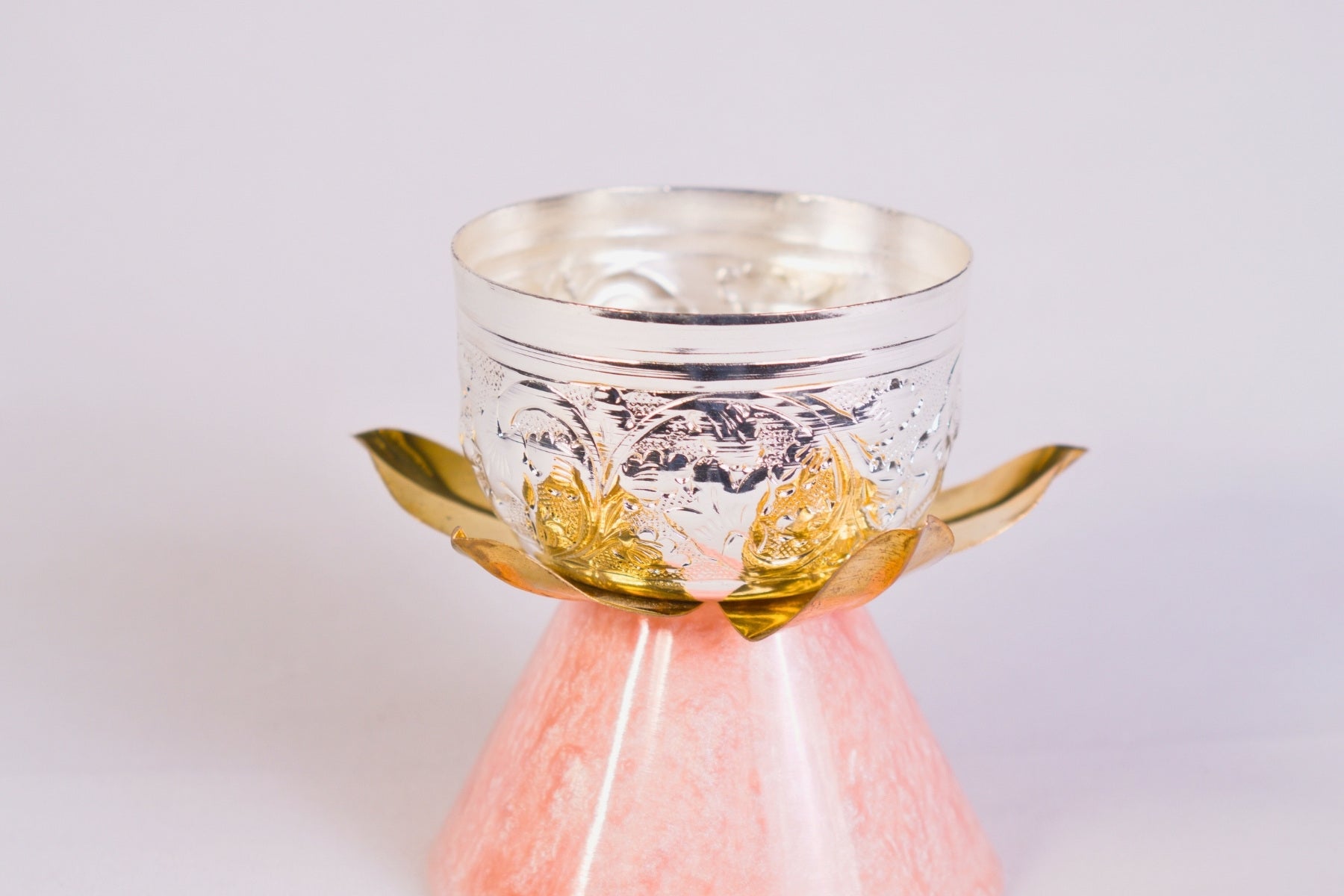 GOLDEN PETAL LOTUS CANDLE HOLDER FOR TABLE DÉCOR & GIFTING