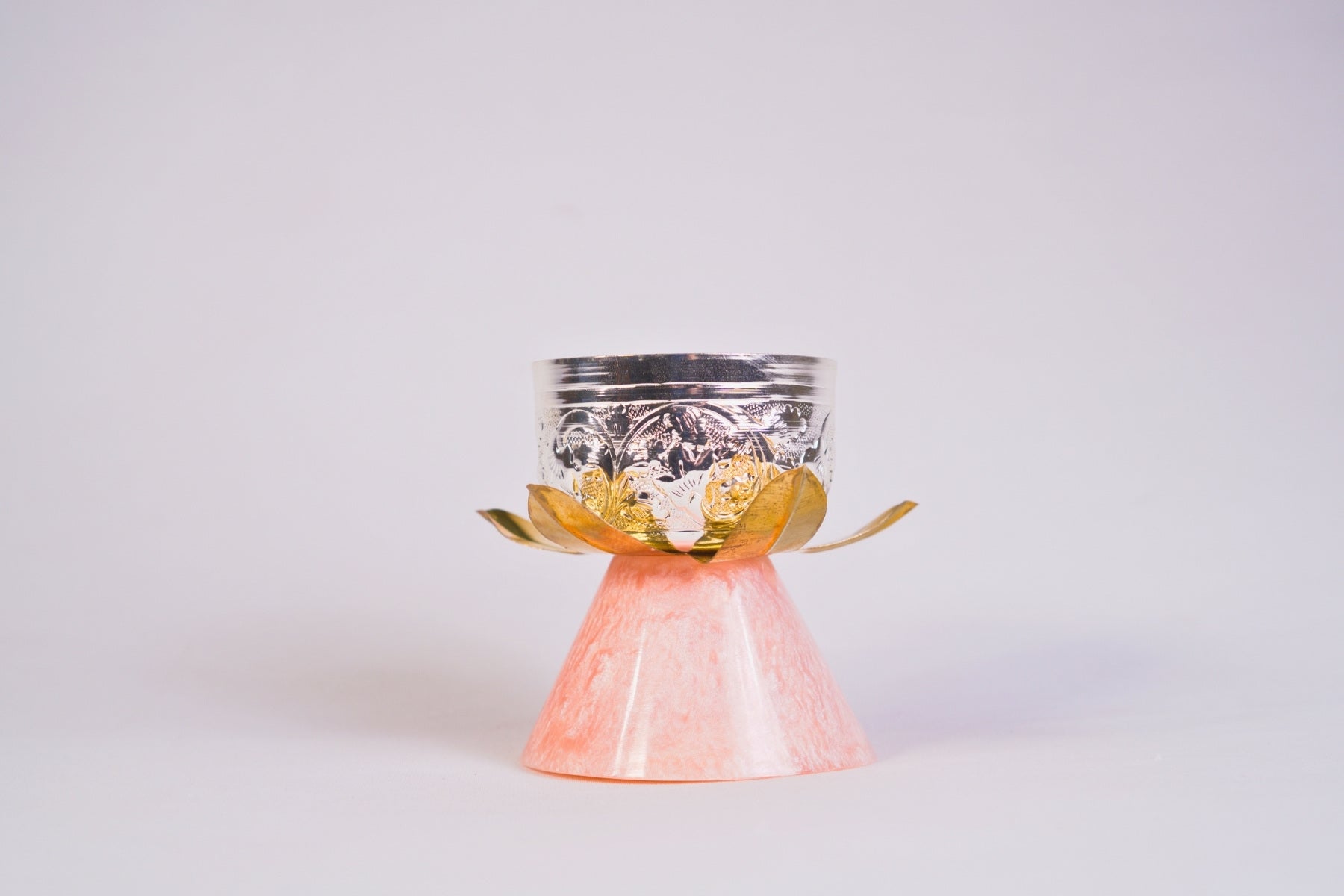GOLDEN PETAL LOTUS CANDLE HOLDER FOR TABLE DÉCOR & GIFTING