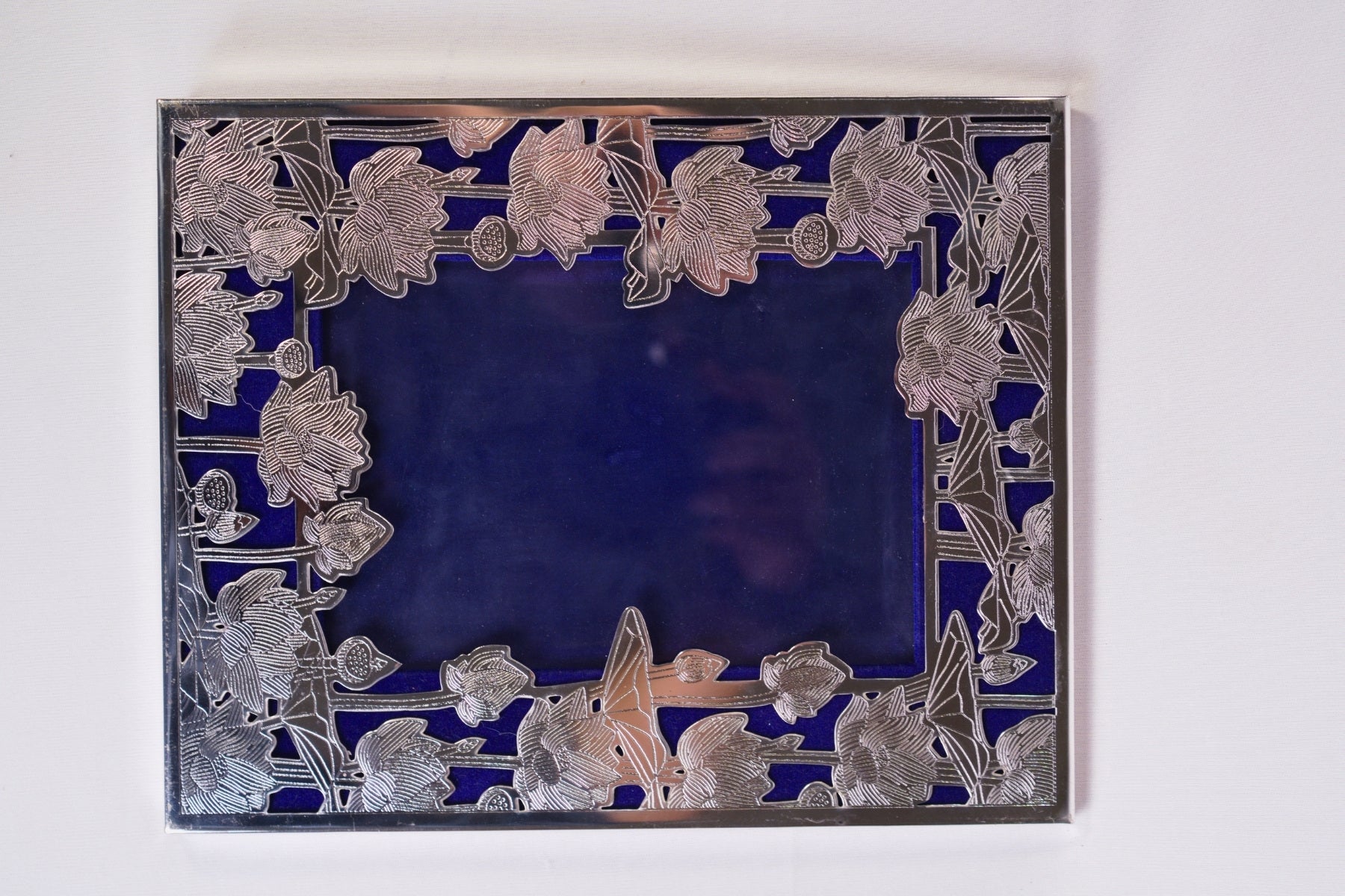 LOTUS DESIGN SILVER PHOTO FRAME FOR GIFTING AND HOME DÉCOR (LARGE)