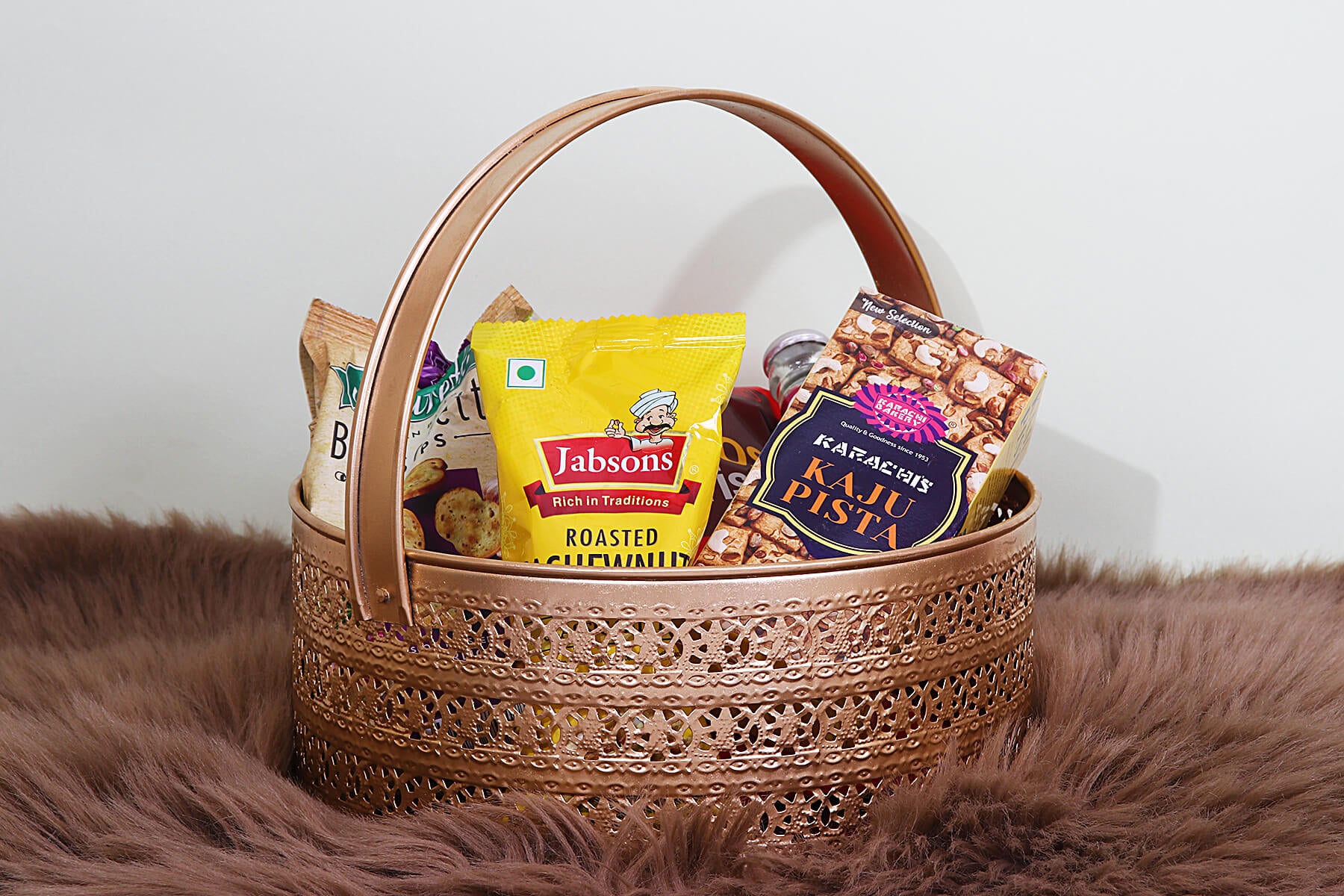 GOLD BASKET WITH HANDLE