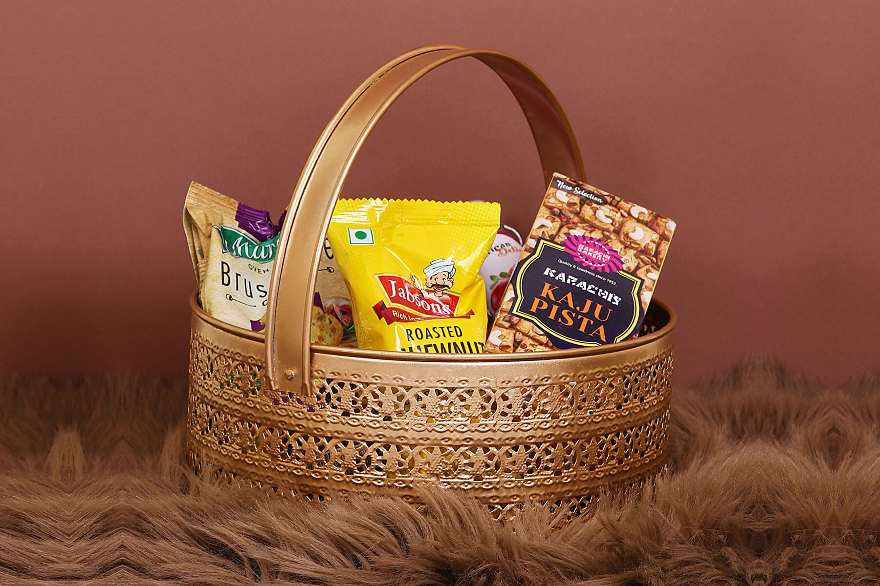 GOLD BASKET WITH HANDLE