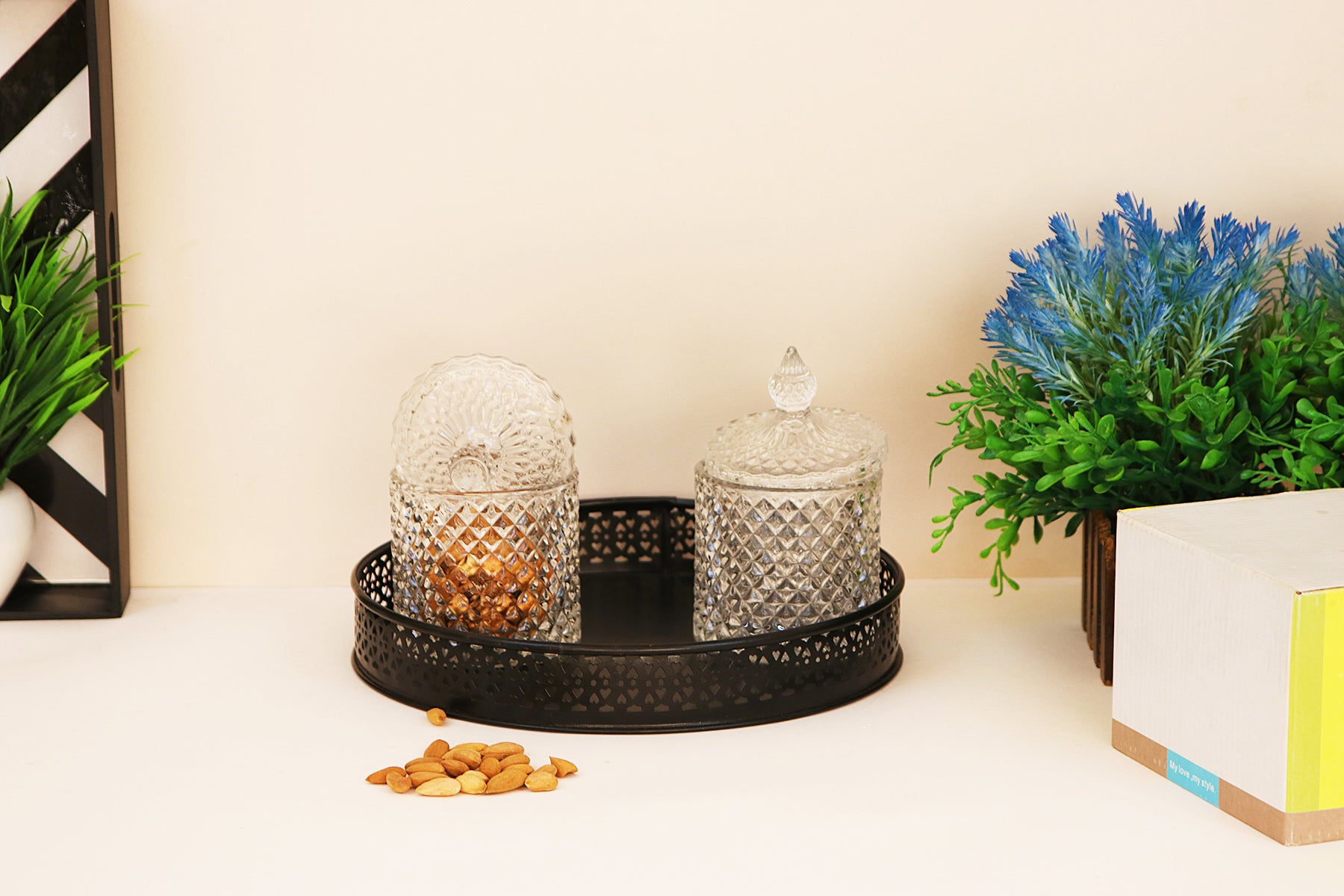 ROUND METAL TRAY IN BLACK COLOUR 25cm