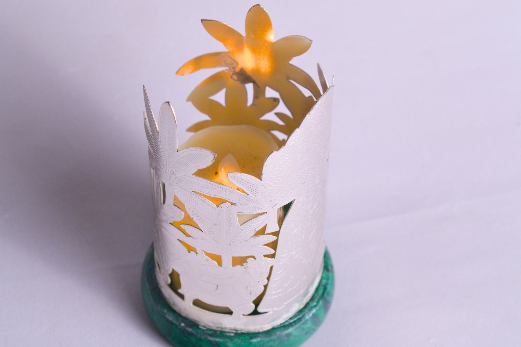 RADHA KRISHNA DESIGN CANDLE HOLDER FOR HOME & FESTIVE DÉCOR (GREEN)